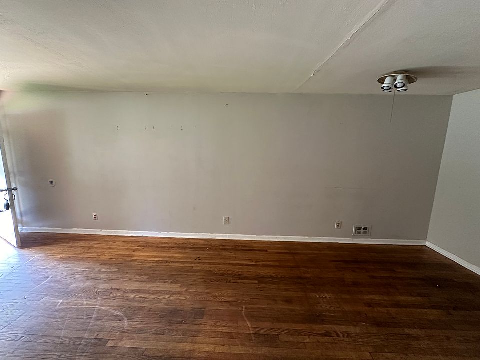 2nd image of 4144 Windsor Oak Dr