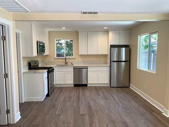 3rd image of 1653 Court Dr Unit B