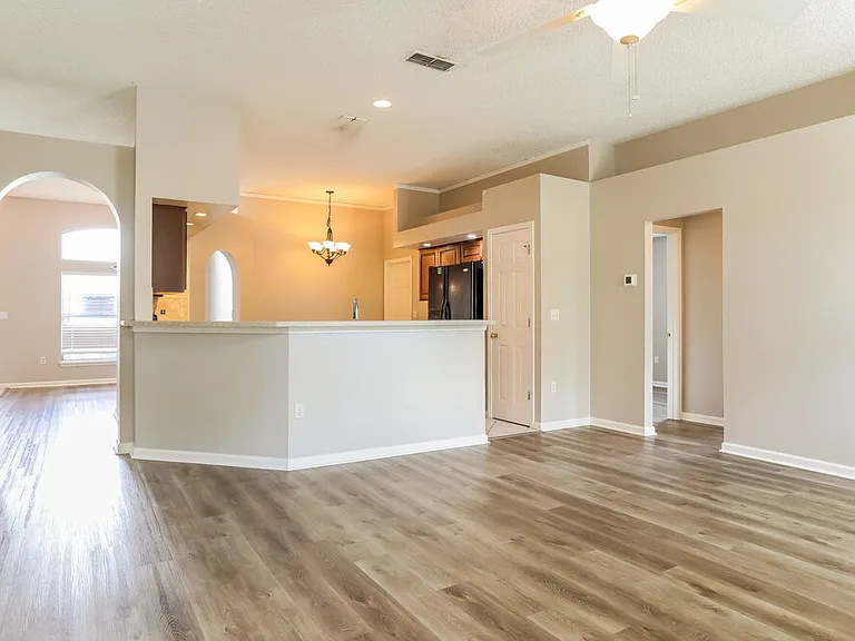 265 Maplewood Dr — Photo 5