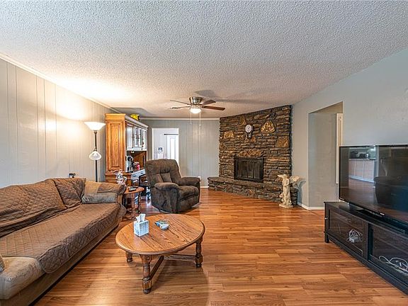 3rd image of 1110 W Linda Ln