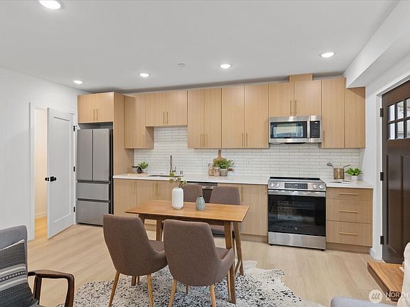 4th image of 830 S Sullivan Street #B