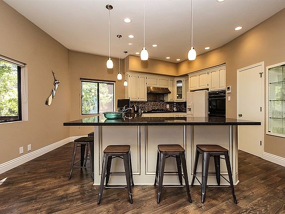 3rd image of 40180 Lakeview Dr