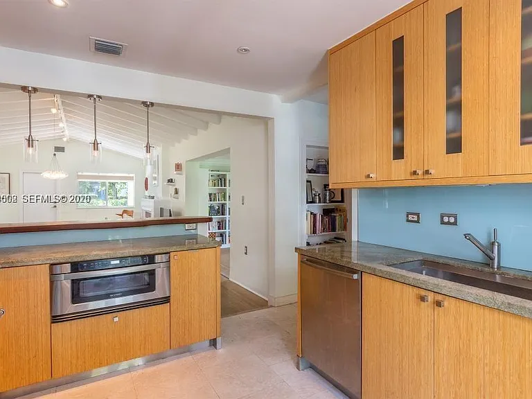 1123 Bay Dr — Photo 9