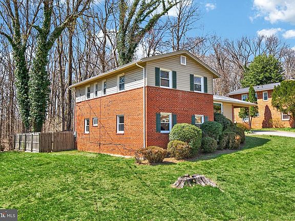 3rd image of 11004 Oakwood St