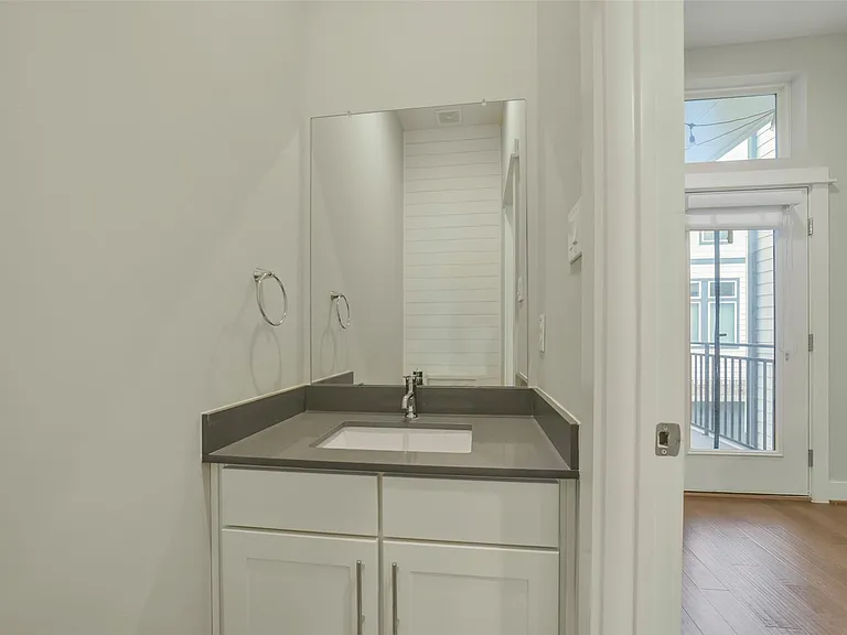 760 W Donovan St — Photo 16