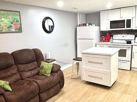 3rd image of 237 Homestead Cres #Basement