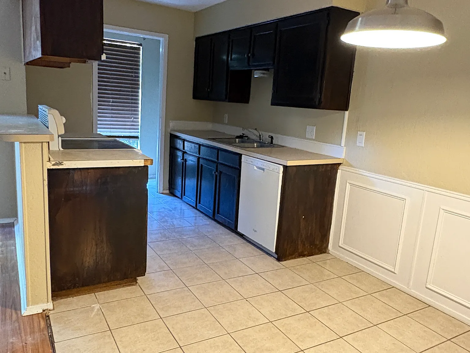 2 bed, 1.5 bath, 985 sqft, $1,365 — Photo 3
