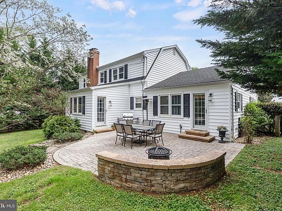 3rd image of 718 Bedford Rd