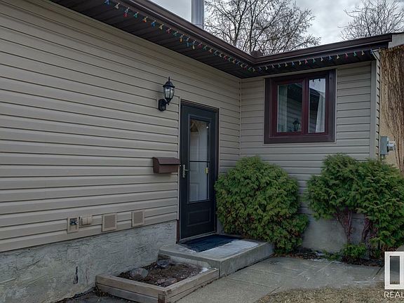 2nd image of 10907 173a Ave NW