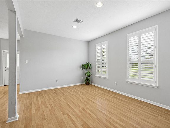 5th image of 607 Travis St APT 9
