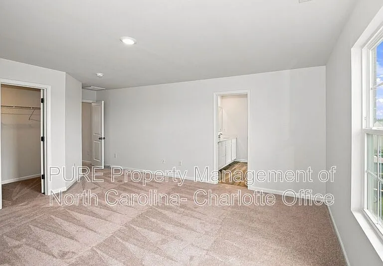 386 Hollingswood Dr — Photo 3
