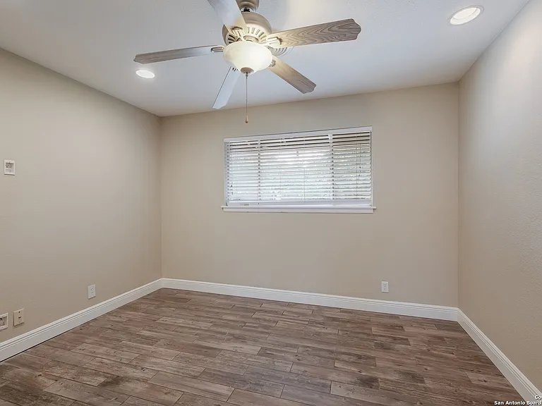 734 Susie Ct — Photo 10