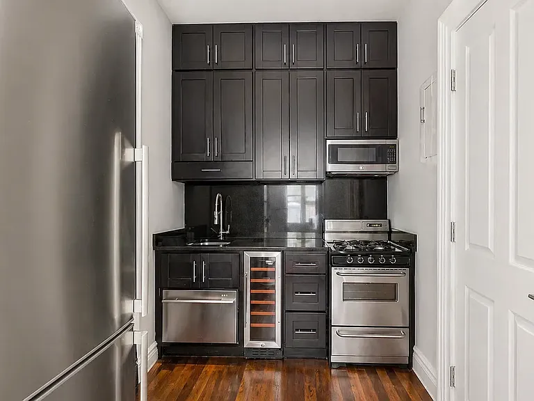 562 Hudson St #4 — Photo 3