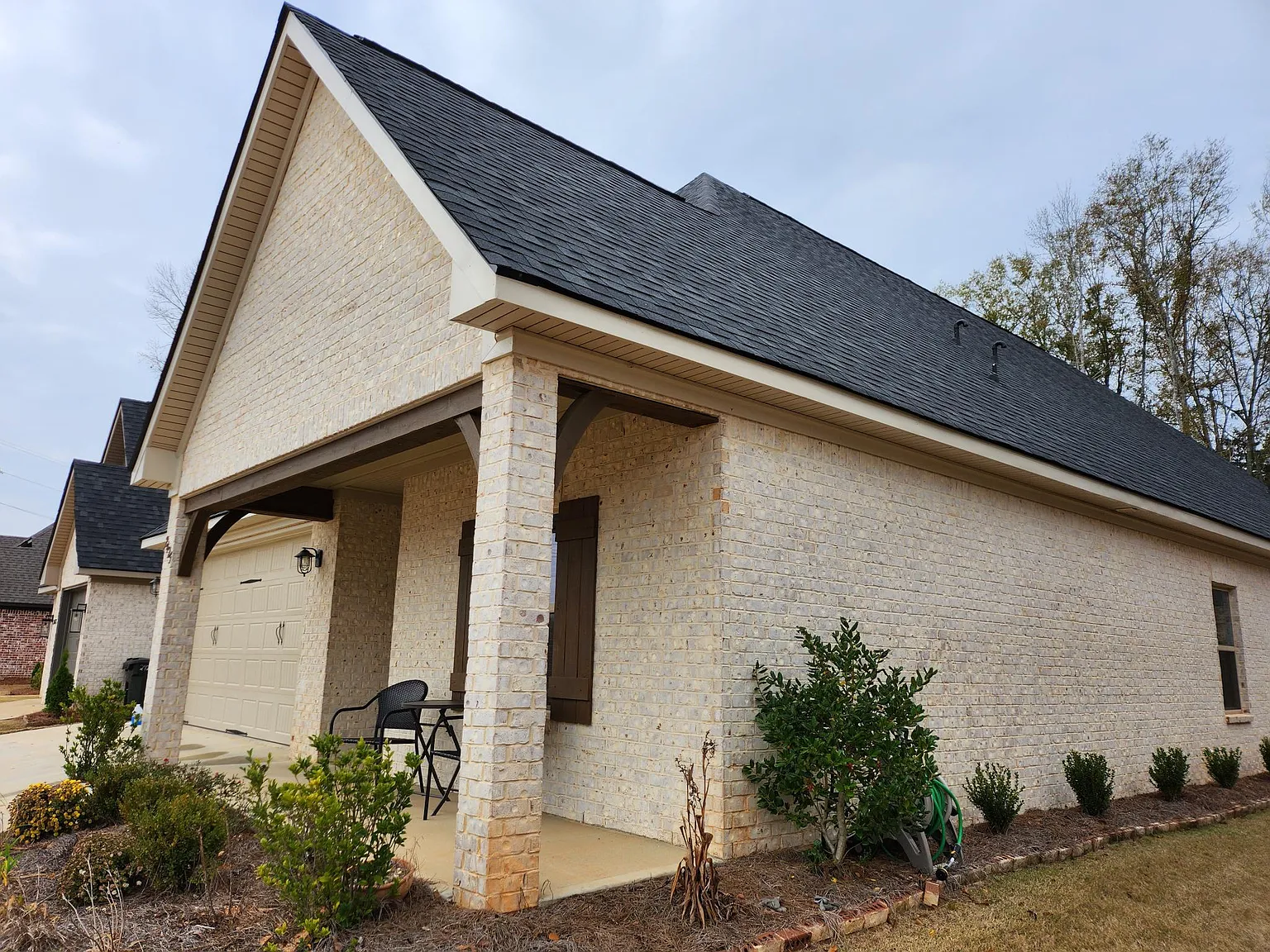 3 bed, 2.5 bath, 2335 sqft, $2,390 — Photo 3