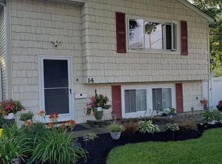14 Remsen St, Copiague, NY 11726