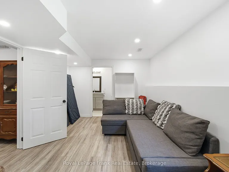 26 Fallingbrook Cres — Photo 35