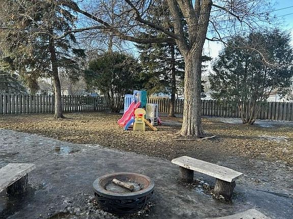 3rd image of 842 Fir Ave