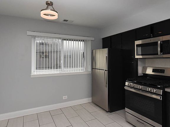 4th image of 2333 W Lunt Ave #302