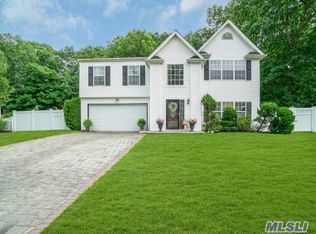 53 Chardonnay Dr, Coram, NY 11727