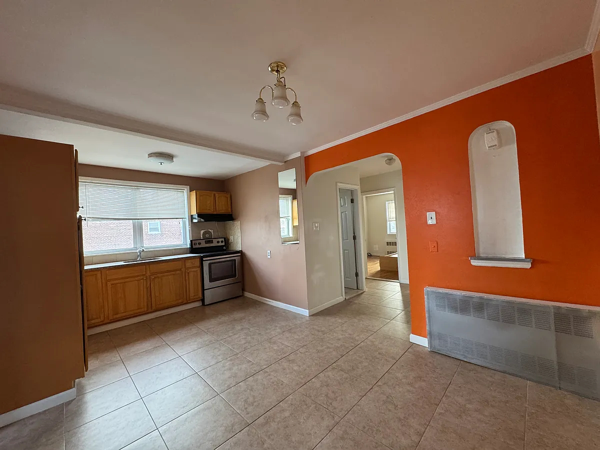 Building Photo - 2550 Cropsey Ave #2B
