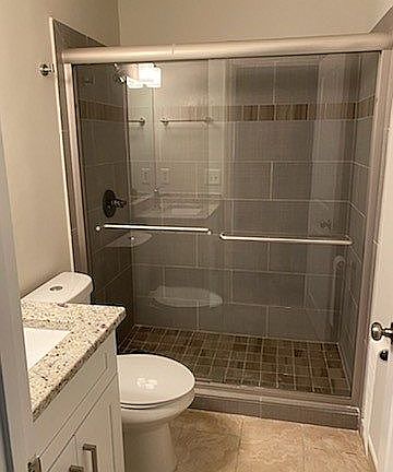 Full bath in hallway upstair