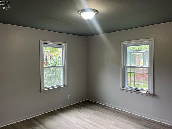 5th image of 910 W 17th St
