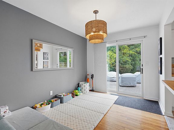 5th image of 105 Highlake Ave