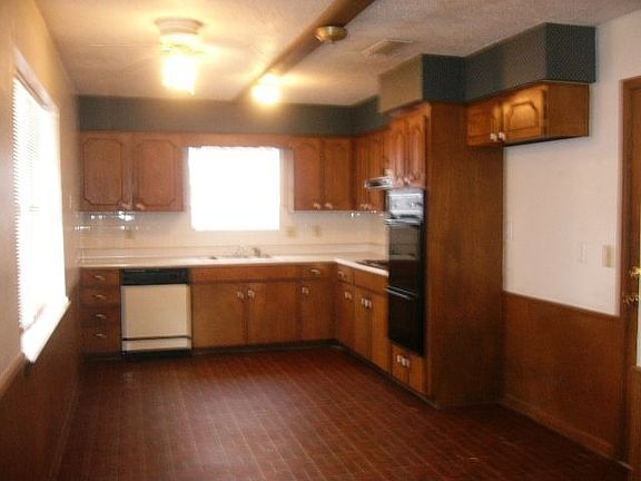 3rd image of 310 Kelly Ct