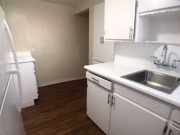 3rd image of 611 Levering Ave #0B-1Ba-600Sqft