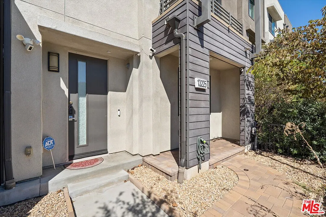 3 bed, 4.0 bath, 1930 sqft, $5,000 — Photo 3
