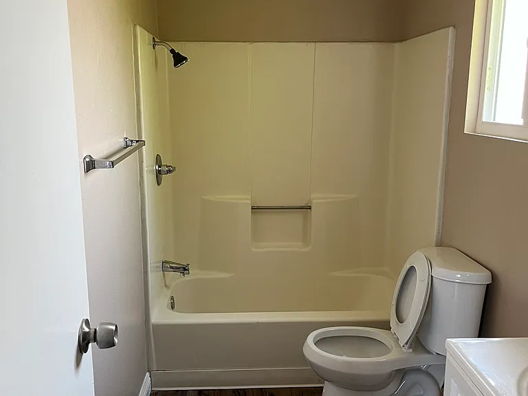 326 S Azusa Ave — Photo 4