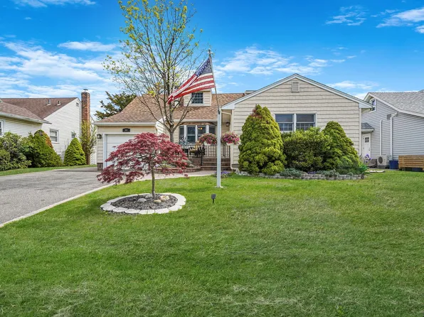 99 Knollwood Drive, Carle Place, NY 11514