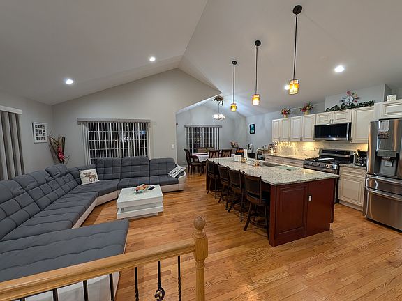 4th image of 909 Mayfair Ct
