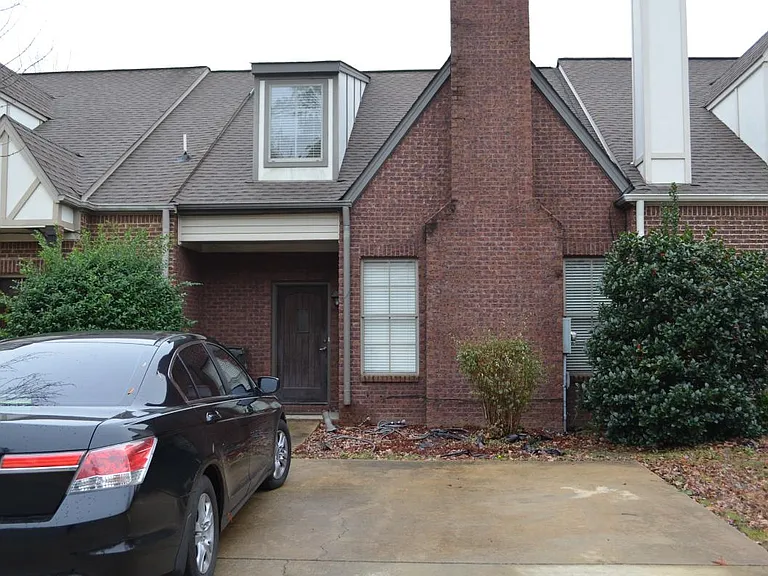 2339 Ridgemont Dr — Photo 1