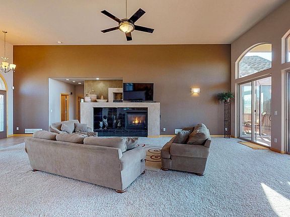 02 - Living room (2).jpg