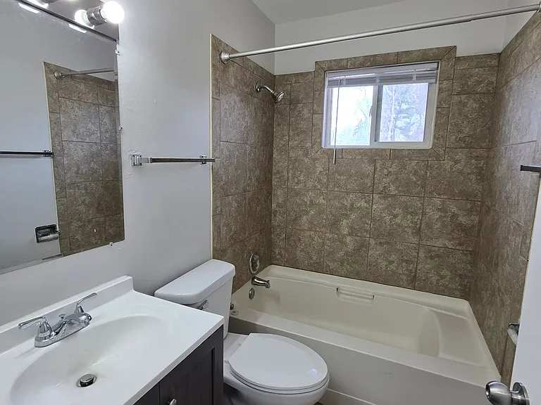 Lake Point Apartments — Photo 10
