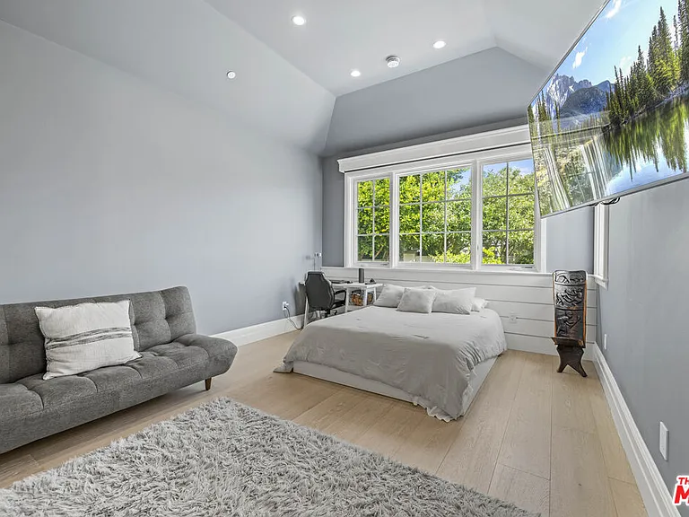 6671 Dume Dr — Photo 31