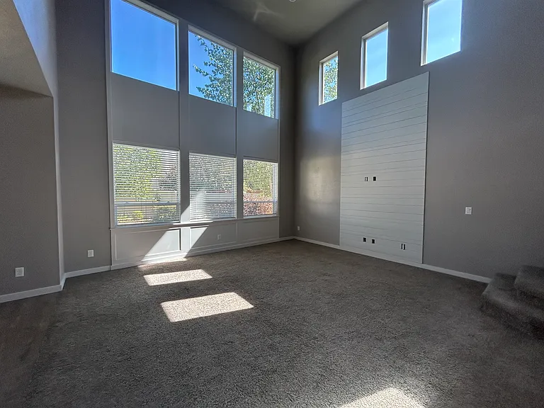 1725 E Bellalucca Ln — Photo 2