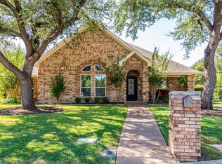 557 Sunset Dr, Hurst, TX 76054
