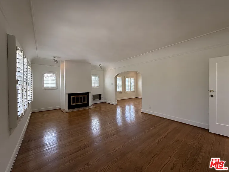 1249 S Tremaine Ave — Photo 8