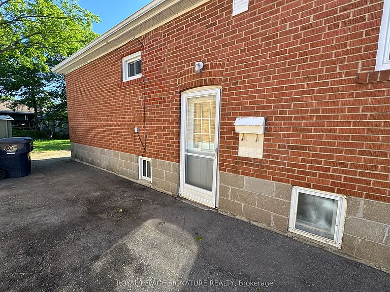 130 Budea Cres #BASEMENT — Photo 2