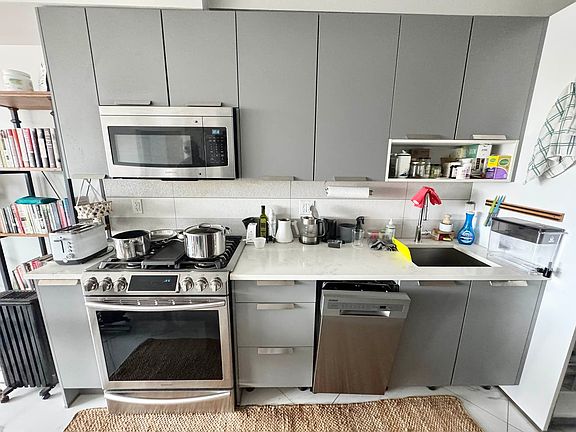 4th image of 977 Manhattan Ave #6A