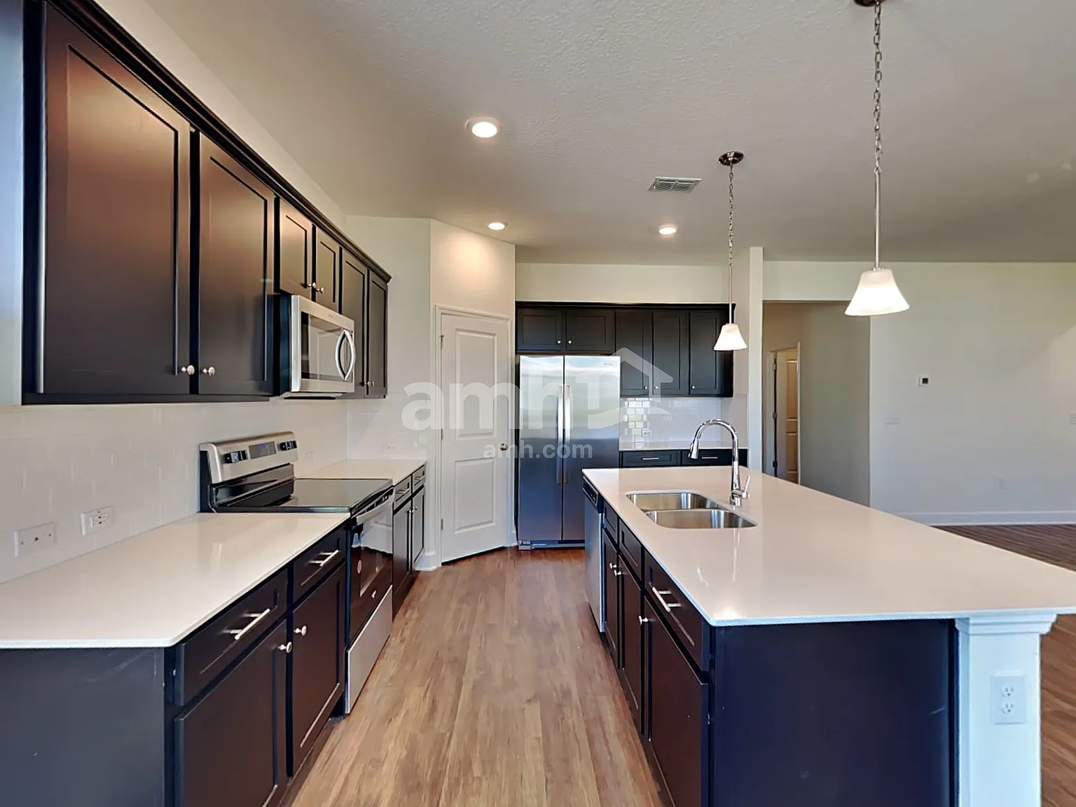 5 bed, 3.0 bath, 2525 sqft, $2,880 — Photo 4