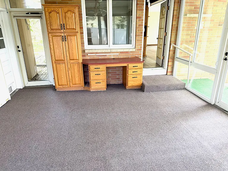 Generously sized 3 season porch