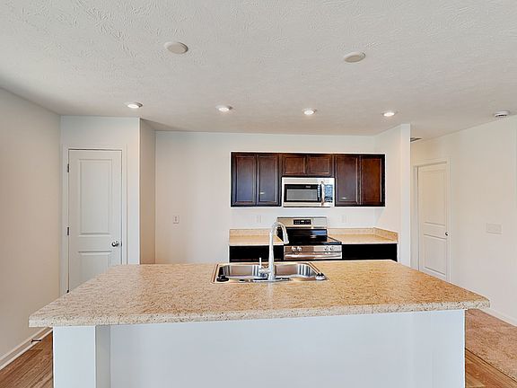 4th image of 2056 White Oak Ln