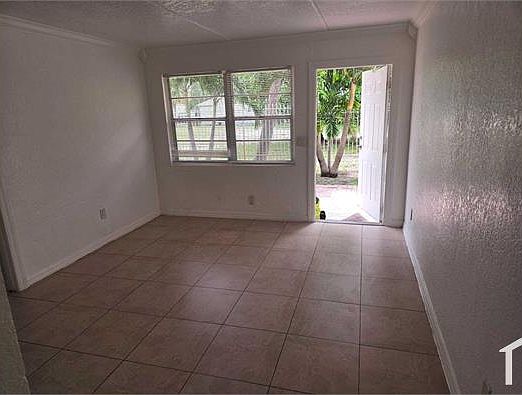 5th image of 906 2nd St #3