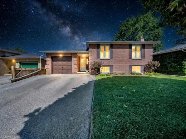 43 Hobart Cres, Brantford, ON N3P 1V5