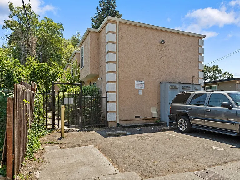 321 T St — Photo 12