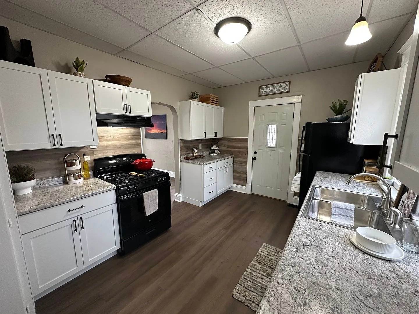 Newly remodeled 3 bed, 1 bath home for rent in Waterloo — Photo 3