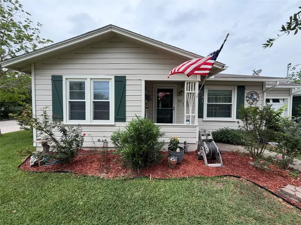 421 W 13th St, Shiner, TX 77984